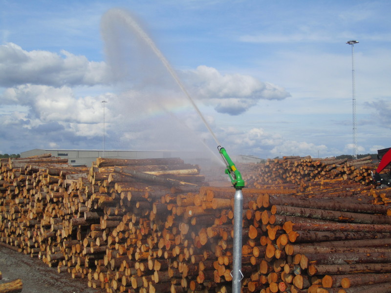 Bevattningskanon Holmen Timber Bevattningskanon som bevattnar permanent timmerupplag i Norrköping