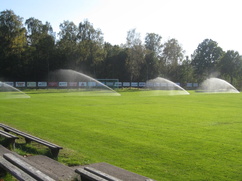 Bevattningsanläggning på fotbollsplan i drift