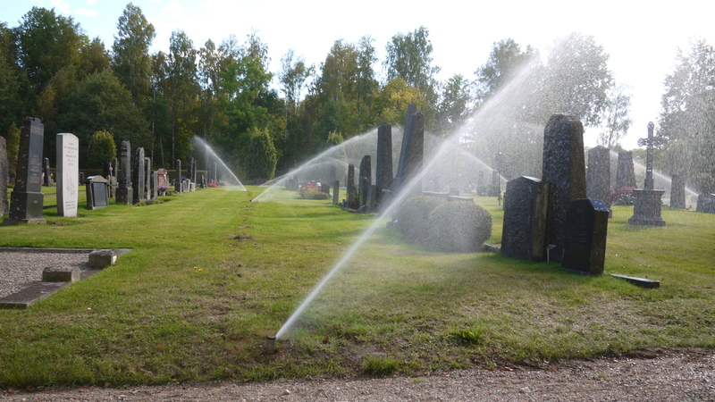 Bevattningsanläggning med pop-up spridare på kyrkogård, i drift